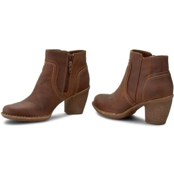 Clarks Women Carleta Paris  Leather Ankle Heels Boots shoes sz 9W - Picture 1 of 15